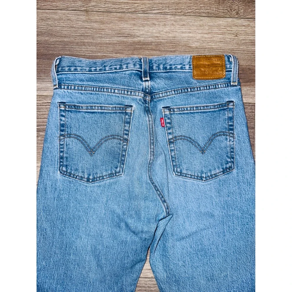 WB2 Levi's Premium Wedgie Fit Jeans Size 27 Light Wash Distressed Hem‎